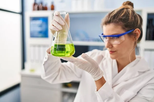 Junge Blonde Frau Wissenschaftleruniform Sieht Labor Reagenzglas Flüssig Aus — Stockfoto