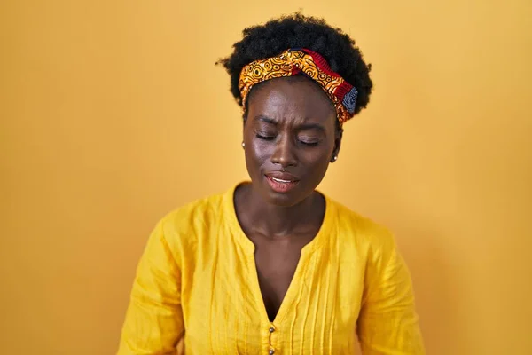 Afrikanische Junge Frau Trägt Afrikanischen Turban Mit Der Hand Auf — Stockfoto