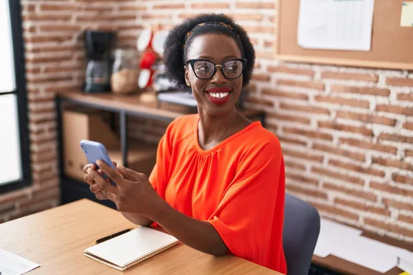 African American Γυναίκα Επιχειρηματίας Χρησιμοποιώντας Smartphone Που Εργάζονται Στο Γραφείο — Φωτογραφία Αρχείου