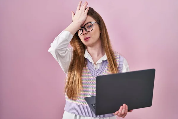 Bilgisayarla Çalışan Beyaz Bir Kadın Hata Yaptığı Için Şaşırdı Şaşırdı — Stok fotoğraf
