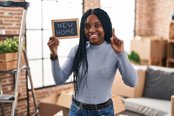 Elinde Yeni Mesajı Olan Afrika Kökenli Amerikalı Bir Kadın Bir — Stok fotoğraf