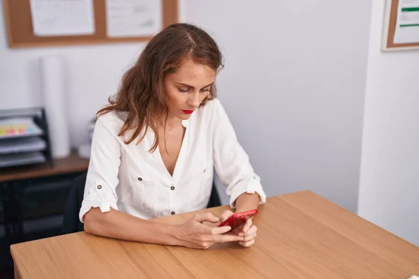 Νεαρή Όμορφη Ισπανίδα Επιχειρηματίας Χρησιμοποιώντας Smartphone Που Εργάζεται Στο Γραφείο — Φωτογραφία Αρχείου