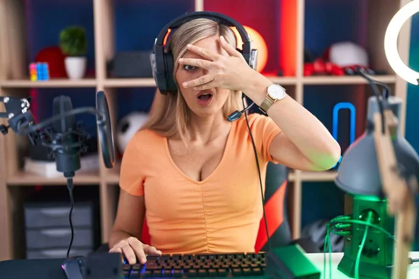 Νεαρή Γυναίκα Που Παίζει Βιντεοπαιχνίδια Κρυφοκοιτάζει Κατάσταση Σοκ Καλύπτοντας Πρόσωπο — Φωτογραφία Αρχείου