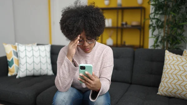 Jovem Afro Americana Usando Smartphone Estressado Sentado Sofá Casa — Fotografia de Stock