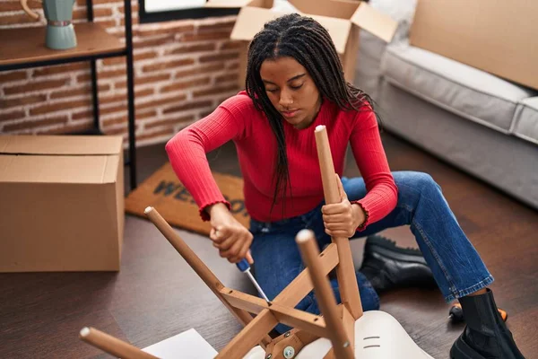 Afričanky Americká Žena Opravy Židle Novém Domově — Stock fotografie