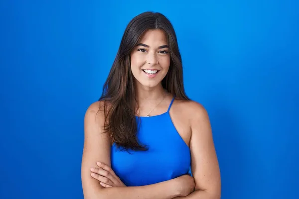 Mujer Hispana Pie Sobre Fondo Azul Cara Feliz Sonriendo Con — Foto de Stock