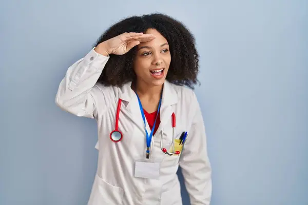 Junge Afrikanisch Amerikanische Frau Arztuniform Und Stethoskop Sehr Glücklich Und — Stockfoto