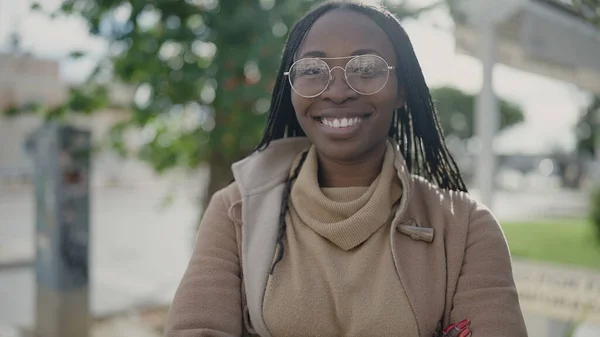 公園で自信を持って笑っているアフリカの女性 — ストック写真