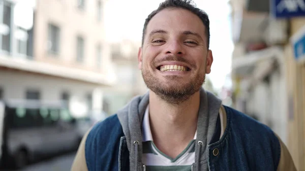 Sokakta Kendinden Emin Gülümseyen Beyaz Bir Genç — Stok fotoğraf