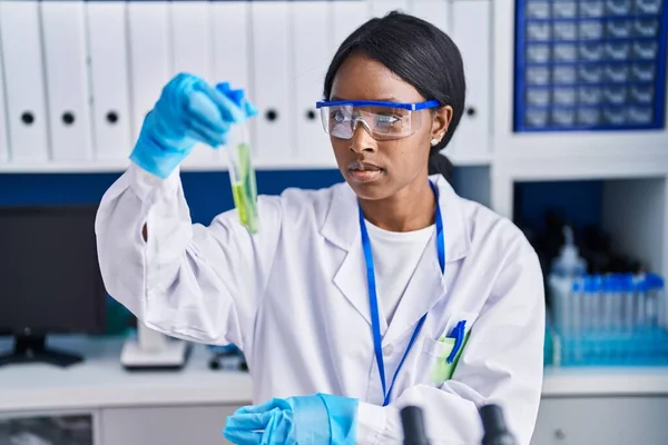 Jovem Cientista Afro Americana Segurando Tubos Ensaio Laboratório — Fotografia de Stock