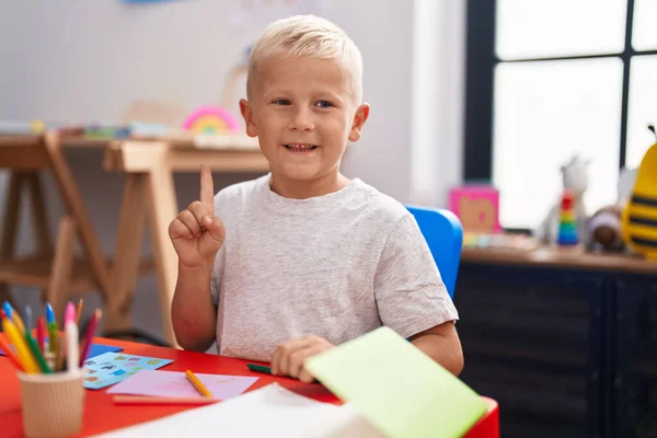 Mały Biały Chłopiec Malujący Szkole Uśmiechnięty Pomysłem Lub Pytaniem Wskazującym — Zdjęcie stockowe