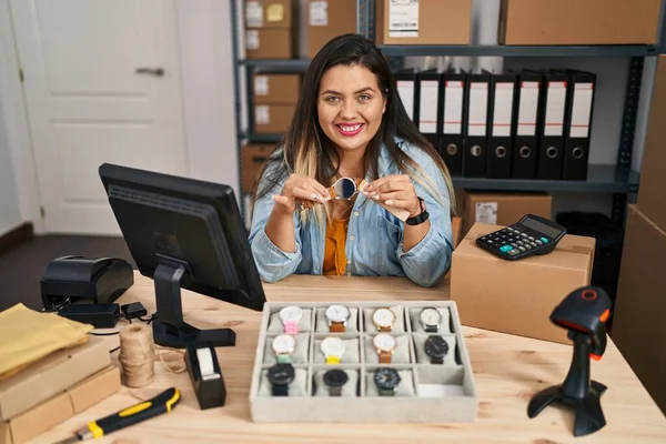 Молодая Латиноамериканка Работающая Электронной Коммерции Малого Бизнеса Продавая Часы Улыбаясь — стоковое фото