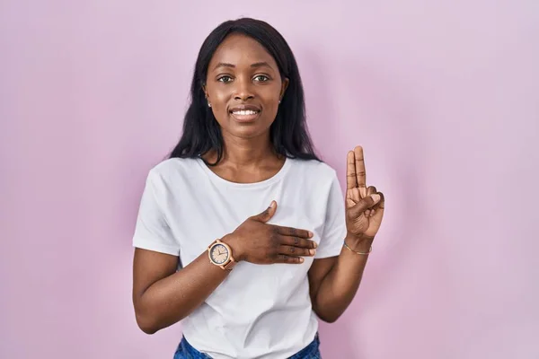Afrikansk Ung Kvinna Bär Avslappnad Vit Skjorta Leende Svär Med — Stockfoto