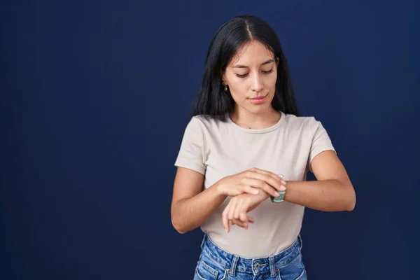 Mujer Hispana Joven Pie Sobre Fondo Azul Comprobando Hora Reloj — Foto de Stock