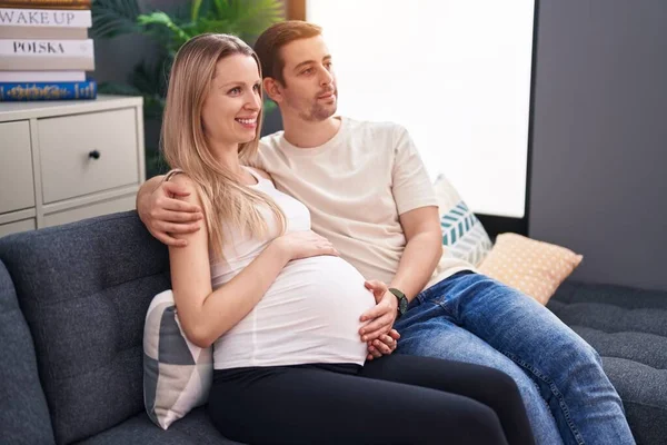 Homem Mulher Casal Esperando Bebê Abraçando Uns Aos Outros Casa — Fotografia de Stock