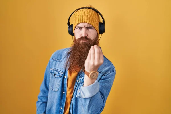 Καυκάσιος Άνδρας Μακριά Γενειάδα Ακούγοντας Μουσική Χρησιμοποιώντας Ακουστικά Κάνοντας Ιταλική — Φωτογραφία Αρχείου