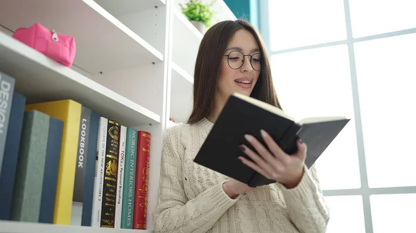 Young Beautiful Hispanic Woman Standing Reading Book Library University — Stockfoto