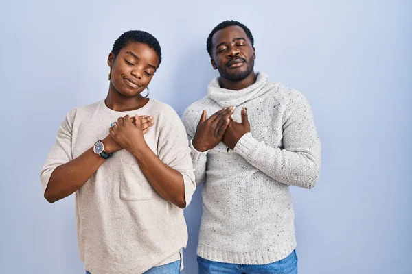 Jeune Couple Afro Américain Debout Sur Fond Bleu Souriant Avec — Photo