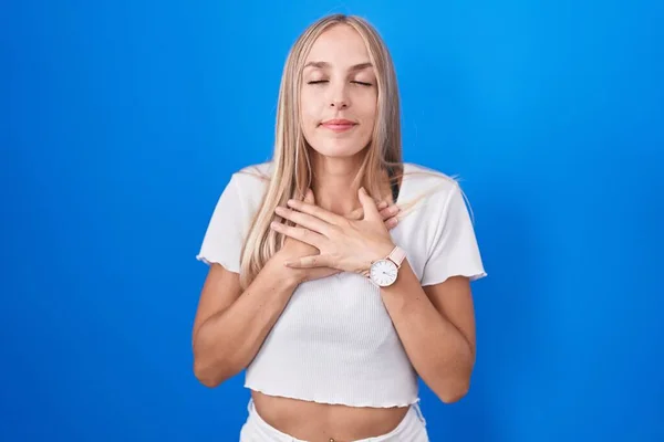 Mulher Branca Jovem Sobre Fundo Azul Sorrindo Com Mãos Peito — Fotografia de Stock