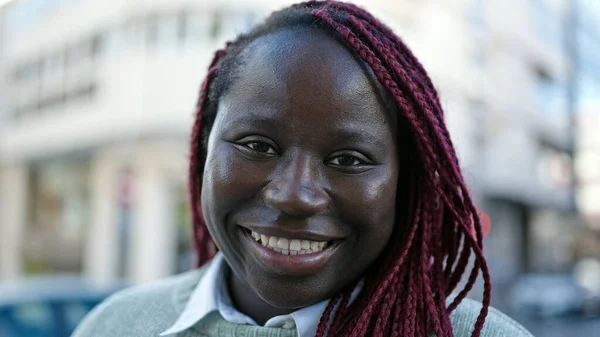 Femme Africaine Avec Les Cheveux Tressés Souriant Confiant Rue — Photo