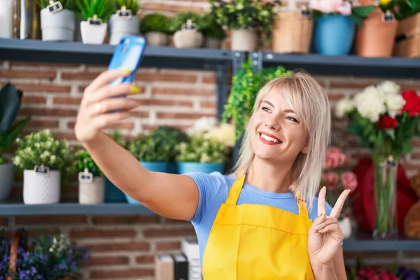 Junge Blonde Floristin Lächelt Selbstbewusst Und Macht Selfie Mit Smartphone — Stockfoto
