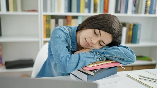 在大学教室里 年轻的高加索女学生把头靠在书本上睡觉 — 图库照片