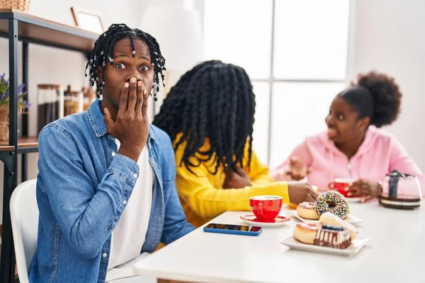 Grupo Tres Jóvenes Negros Sentados Una Mesa Tomando Café Cubriendo —  Fotos de Stock