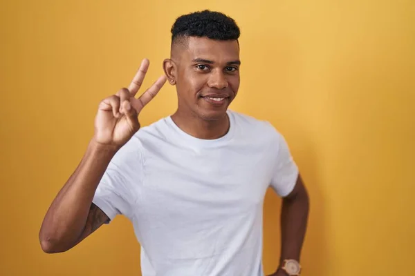 Jeune Homme Hispanique Debout Sur Fond Jaune Souriant Regardant Caméra — Photo