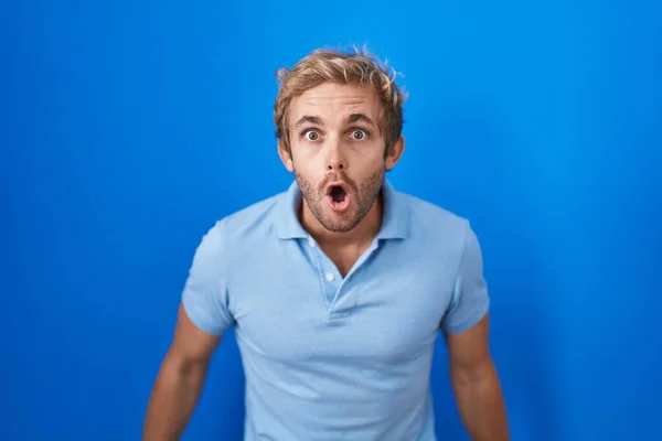 Caucasian Man Standing Blue Background Afraid Shocked Surprise Amazed Expression — Stock Photo, Image