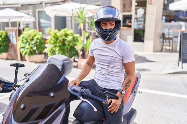 Jovem Latino Usando Capacete Sentado Moto Rua — Fotografia de Stock