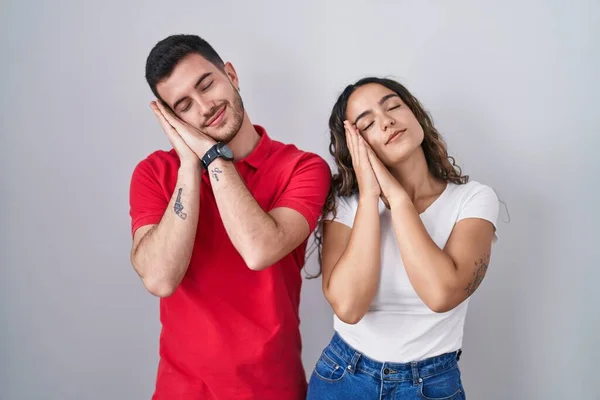 Young Hispanic Couple Standing Isolated Background Sleeping Tired Dreaming Posing — Stock Photo, Image
