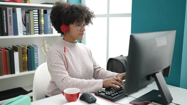 在大学课堂上使用计算机学习的年轻非洲裔美国女学生 — 图库照片