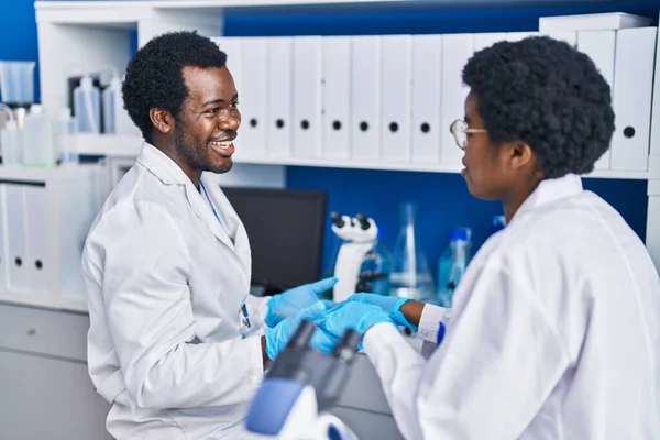アフリカ系アメリカ人の男性と女性の科学者が共同で研究室で — ストック写真