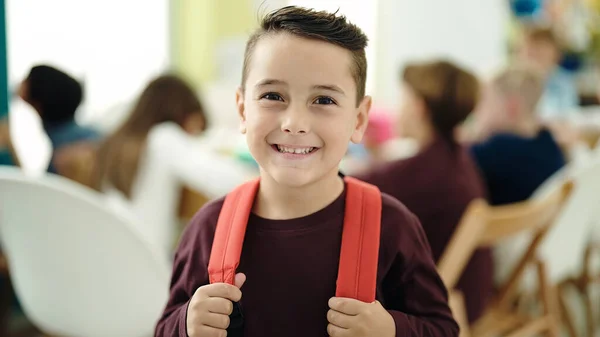 Liebenswerter Hispanischer Junge Student Lächelt Selbstbewusst Klassenzimmer — Stockfoto