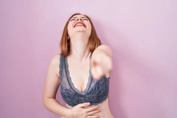 Pembe Arka Planda Çamaşırı Giyen Kızıl Saçlı Kadın Sana Gülüyor — Stok fotoğraf