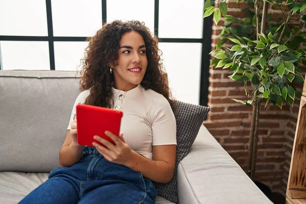 Νεαρή Όμορφη Ισπανόφωνη Γυναίκα Που Χρησιμοποιεί Touchpad Κάθεται Στον Καναπέ — Φωτογραφία Αρχείου