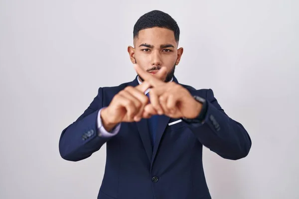 Jovem Hispânico Vestindo Terno Negócios Expressão Rejeição Gravata Cruzando Dedos — Fotografia de Stock