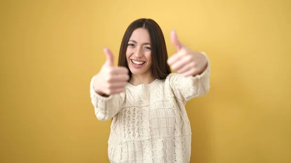 Молода Красива Іспаномовна Жінка Посміхається Впевнено Роблячи Знак Великими Пальцями — стокове фото