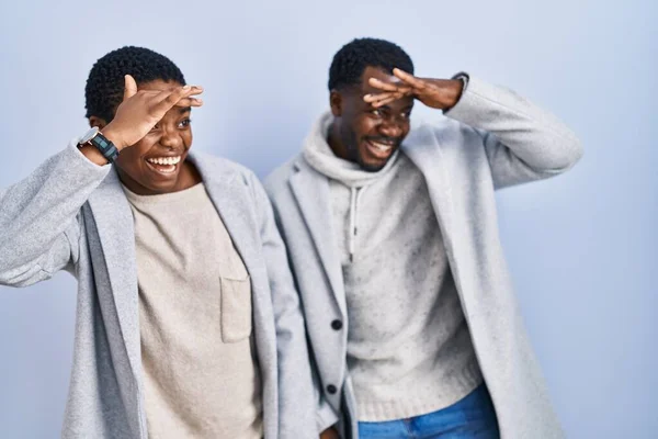 Genç Afro Amerikan Çifti Mavi Arka Planda Birlikte Duruyorlar Çok — Stok fotoğraf