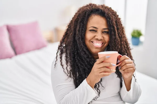 Afroamerykanka Pije Kawę Siedząc Łóżku Sypialni — Zdjęcie stockowe