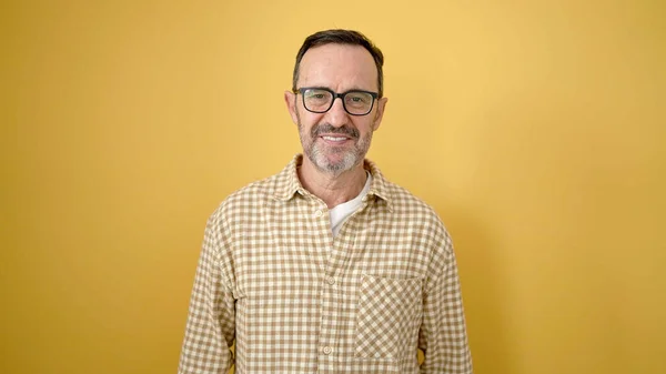Mann Mittleren Alters Lächelt Selbstbewusst Mit Brille Über Gelbem Hintergrund — Stockfoto