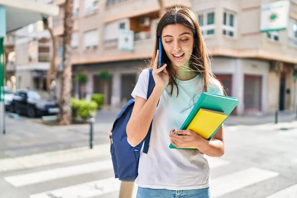 Joven Mujer Hispana Hermosa Estudiante Sosteniendo Libros Usando Teléfono Inteligente — Foto de Stock