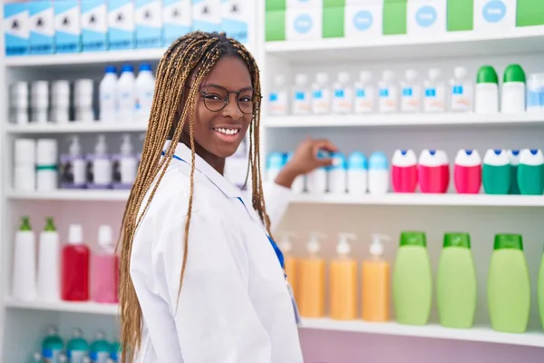 Afrikaans Amerikaanse Vrouw Apotheker Glimlachend Zelfverzekerd Houden Deodorant Van Planken — Stockfoto