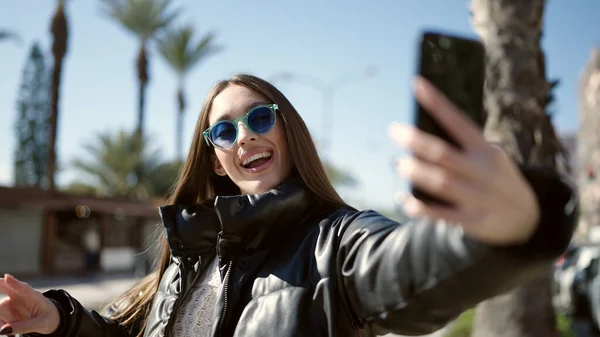 Młoda Piękna Latynoska Kobieta Uśmiechnięta Pewnie Zrobić Selfie Przez Smartfona — Zdjęcie stockowe