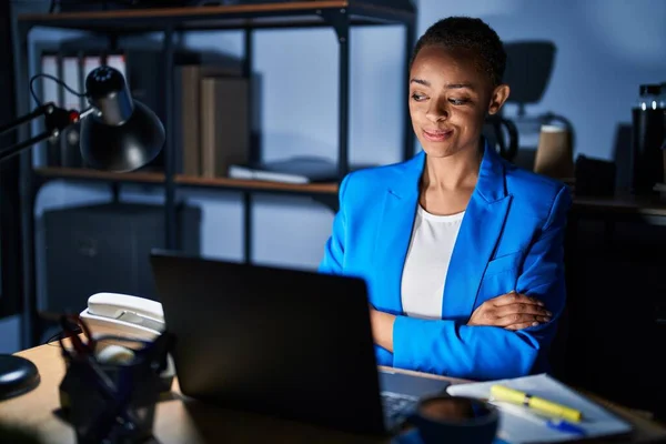 美丽的非洲裔美国女人 晚上在办公室工作时 面带微笑地向旁边看去 目不转睛地想着 — 图库照片