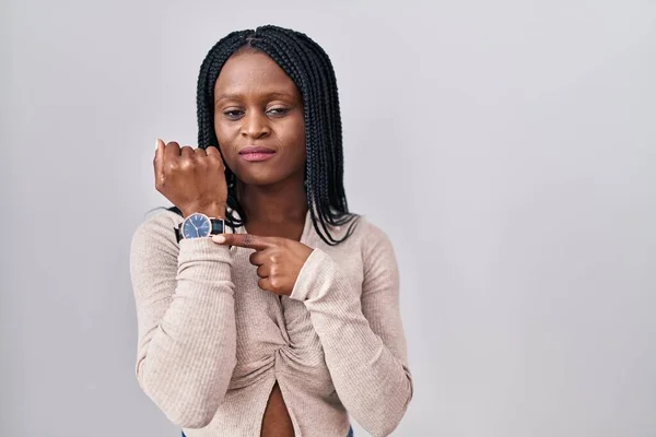 Afrikansk Kvinna Med Flätor Står Över Vit Bakgrund Hast Pekar — Stockfoto