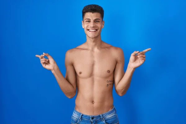 Junger Hispanischer Mann Der Ohne Hemd Vor Blauem Hintergrund Steht — Stockfoto