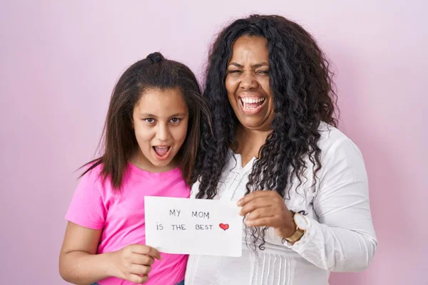 Madre Hija Joven Sosteniendo Madre Mejor Pancarta Sonriendo Riendo Voz —  Fotos de Stock