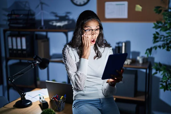 Mujer Brasileña Joven Usando Touchpad Noche Trabajando Oficina Asustado Sorprendido —  Fotos de Stock