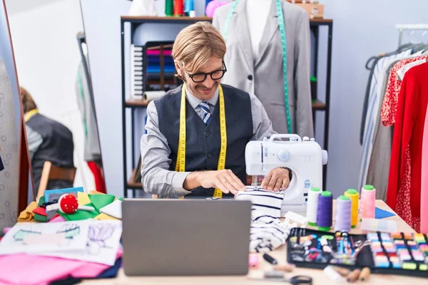 Young Blond Man Tailor Using Sewing Machine Laptop Clothing Factory — Stock Photo, Image